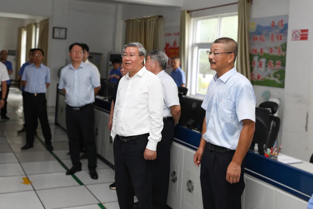 海南省政协主席李荣灿到Z6尊龙调研3_副本.jpg