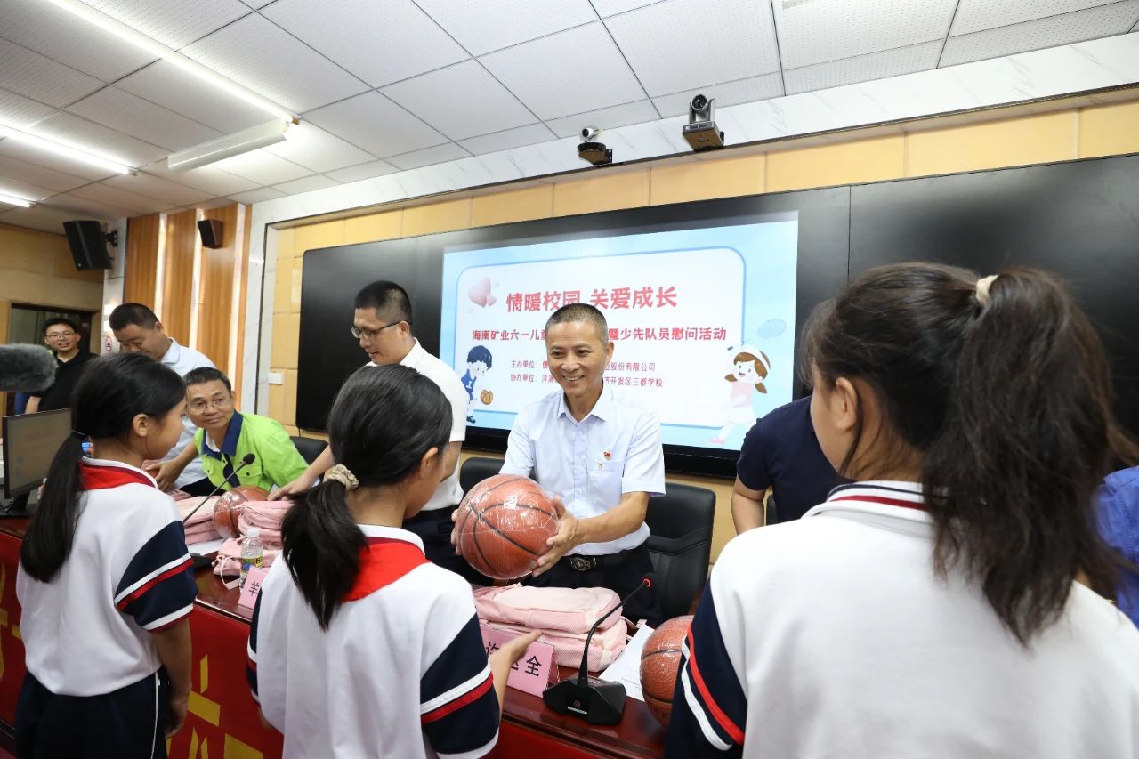 情暖校园 关爱成长 Z6尊龙发展六一儿童节公益捐赠活动2.jpg