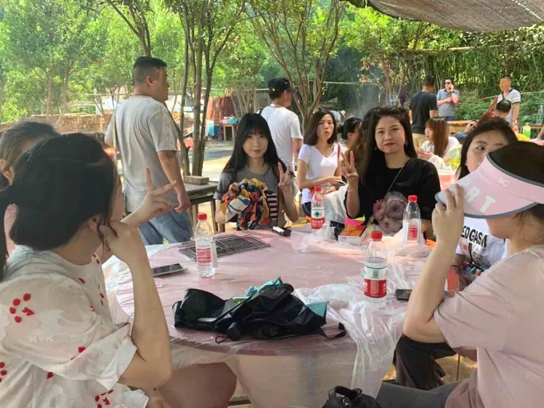 尊龙凯时官网网址团建 | 打卡后官湖湿地公园，顶住高温出来烧烤的都是真爱呀~