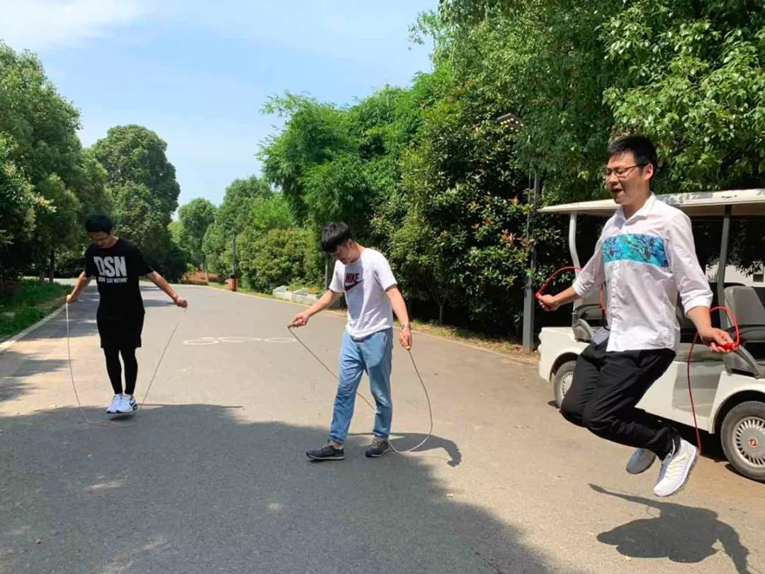 尊龙凯时官网网址团建 | 打卡后官湖湿地公园，顶住高温出来烧烤的都是真爱呀~